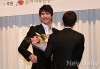 [포토]MVP수상 김종규  축하받는 중에도 입꼬리가 내려가질 않아