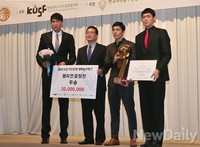 [포토] 대학농구리그 챔피언결정전 우승 고려대 선수들, 빛나는 트로피와 함께