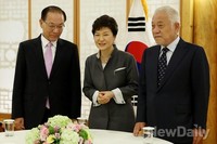 [포토]박근혜 대통령, '새누리당 황우여-민주당 김한길' 만나