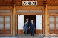 [포토]3자회담 마치고 사랑재 나서는 '박근혜' 대통령과 여야 대표