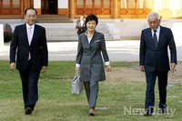 [포토]3자회담 끝내고 국회 사랑재 떠나는 박근혜 대통령과 여야 대표
