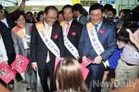 [포토]'즐거운 귀성길 되시길!' 추석 귀성객에게 인사 전하는 새누리당 지도부