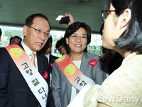 [포토]귀성객에게 인사하는 새누리당 황우여 대표-이혜훈 최고위원