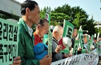 [포토]채동욱 검찰총장 감찰 촉구 기자회견에 앞선 숙연한 국민의례