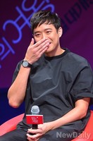 [포토] 소심남편 영수 역 맡은 천정명