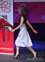 [포토]포토월에 입장하는 김민정, 블랙탑이 눈에 띄네~