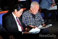 [포토]회의자료 검토하는 김한길 대표와 전병헌 원내대표