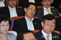 [포토]민주당 '김한길' 모두발언 경청하는 '오제세' 의원