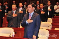 [포토]국민의례 하고 있는 새누리당 '최경환' 원내대표