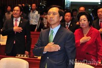 [포토]국민의례하는 김기현 새누리당 정책위장