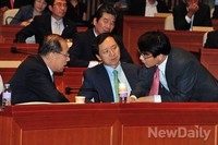 [포토]대화 나누는 새누리당 황우여 대표와 윤상현 원내수석부대표