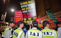 [포토]경찰에 둘러싸인 '정의구현사제단 규탄' 기자회견