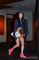 [포토]금색 치마 입고 등장하는 클라라