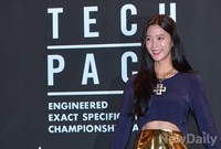 [포토]하얀 뱃살 드러낸 클라라, 밝은 표정으로 인사~