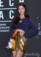 [포토]클라라, 하얀 뱃살이 금색 스커트에 묻혔어