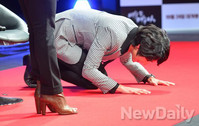 [포토]엠블랙 이준, 바닥에 업드린 이유는?? 이젠 주연 영화배우