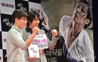 [포토]배우 이준, 신연식 감독과 화이팅