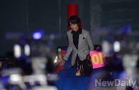 [포토]팬들의 환호속에서 입장하는 신인배우 '이준'