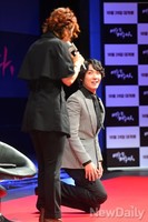 [포토]사회 맡은 박경림 바라보는 엠블랙 이준, 굴욕샷?