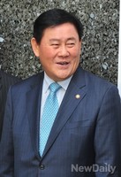 [포토]새누리당 정기국회 종합상황실 현판식 참석한 최경환 원내대표