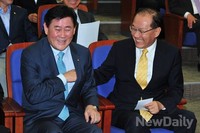 [포토]대화 나누는 새누리당 황우여 대표와 최경환 원내대표