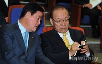 [포토]대화 나누는 새누리당 황우여와 최경환