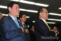 [포토]국민의례하는 새누리당 최경환-황우여