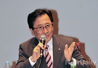 [포토]학생의 질문에 성심껏 답변하는 최수현 금융감독원장