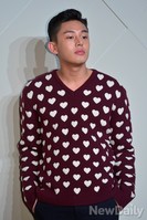 [포토]하트패턴 니트 입은 깡철이 '유아인'