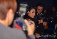 [포토]어둠속에서 입장하는 2NE1 씨엘