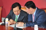 [포토]대화하느 최경환 원내대표와 김기현 정책위의장