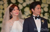 [포토]행복해 보이는 신부 이보영