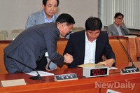 [포토]유류피해민과 악수하는 박대영 사장, 분위기는 냉랭