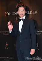 [포토]강지환, 깔끔한 손 인사