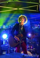 [포토]비오는 날 홍대거리 찾은 악퉁