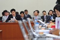 [포토]질문에 답하는 보건복지부 '이영찬' 차관