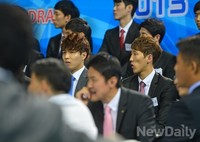 [포토]신인선수 드래프트 시작하자 긴장한 두 선수 '김종규-김민구'