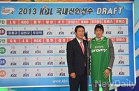 [포토]3순위로 동부가는 두경민 선수