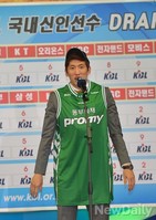 [포토]3순위로 동부가는 경희대 두경민 선수