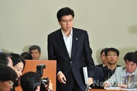 [포토]현안보고위해 일어서는 이영찬 보건복지부 차관