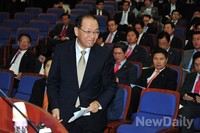 [포토]단상으로 향하는 황우여 새누리당 대표