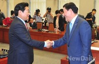 [포토]운영위에서 만난 새누리당 '최경환' 원내대표와 민주당 '전병헌' 원내대표