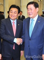 [포토]전병헌-최경환, 국회 운영위에서 만나