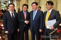 [포토]악수 나누는 최경환-전병헌