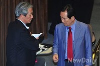 [포토]새누리당 정몽준 의원과 대화 나누는 민주당 정세균 의원