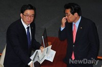 [포토]본회의장에서 대화하는 민주당 전병헌-정성호