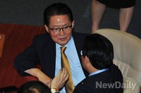 [포토]대화하는 박지원 의원과 전병헌 원내대표