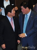 [포토]대화 나누는 박병석 국회 부의장과 최경환 원내대표