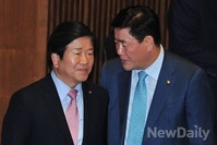 [포토]대화 나누는 '박병석-최경환' 의원