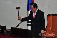 [포토]의사봉 두드리는 이병석 국회부의장